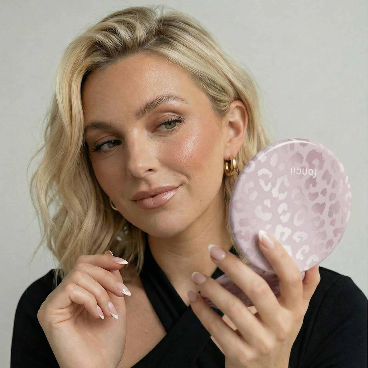 Fancii Taylor LED Lighted Travel Makeup Mirror Rechargeable - Fancii Official Imagery - 3