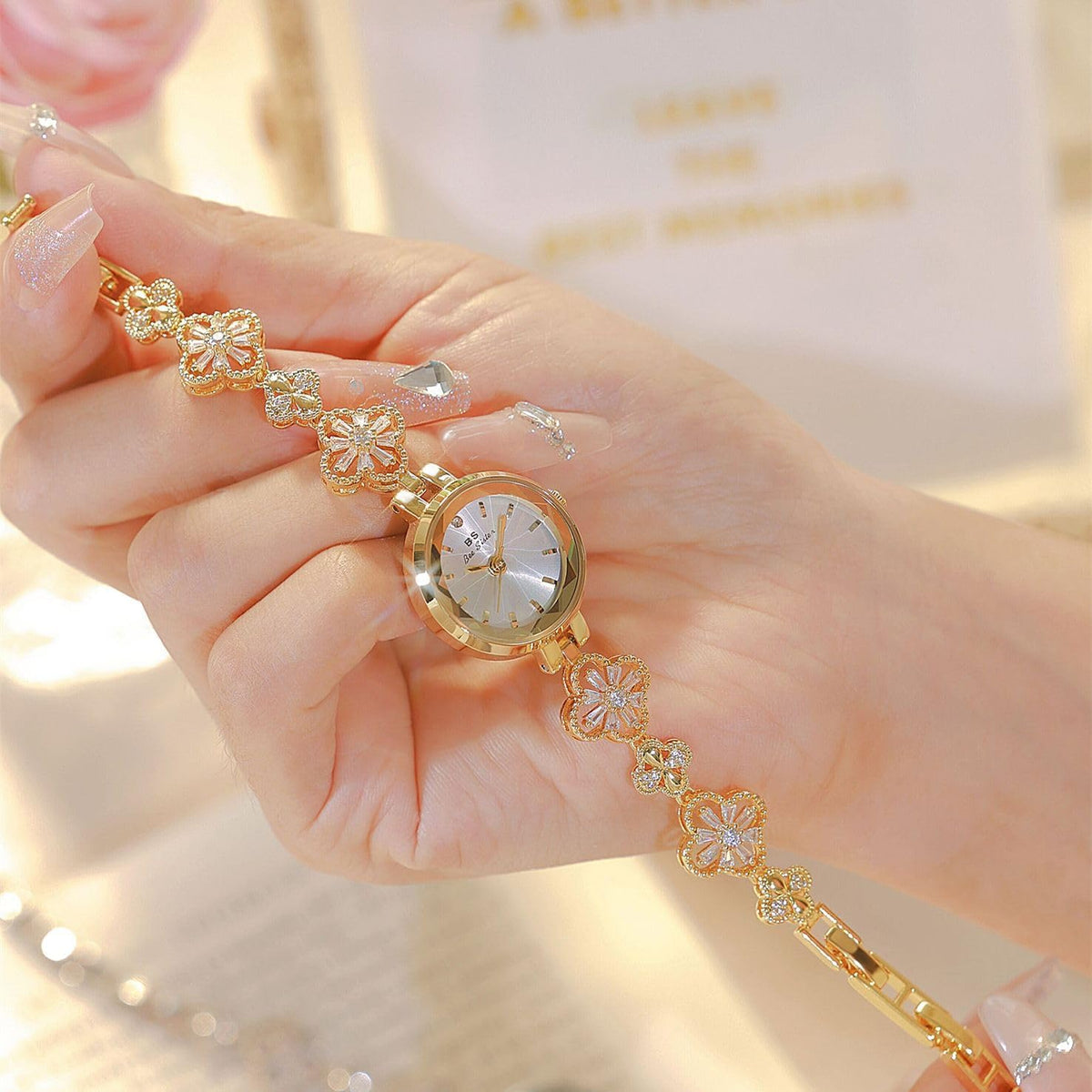 Gosasa Vintage Gold Watch for Women Hollow Four Leaf Chain - Gosasa Official Imagery - 3