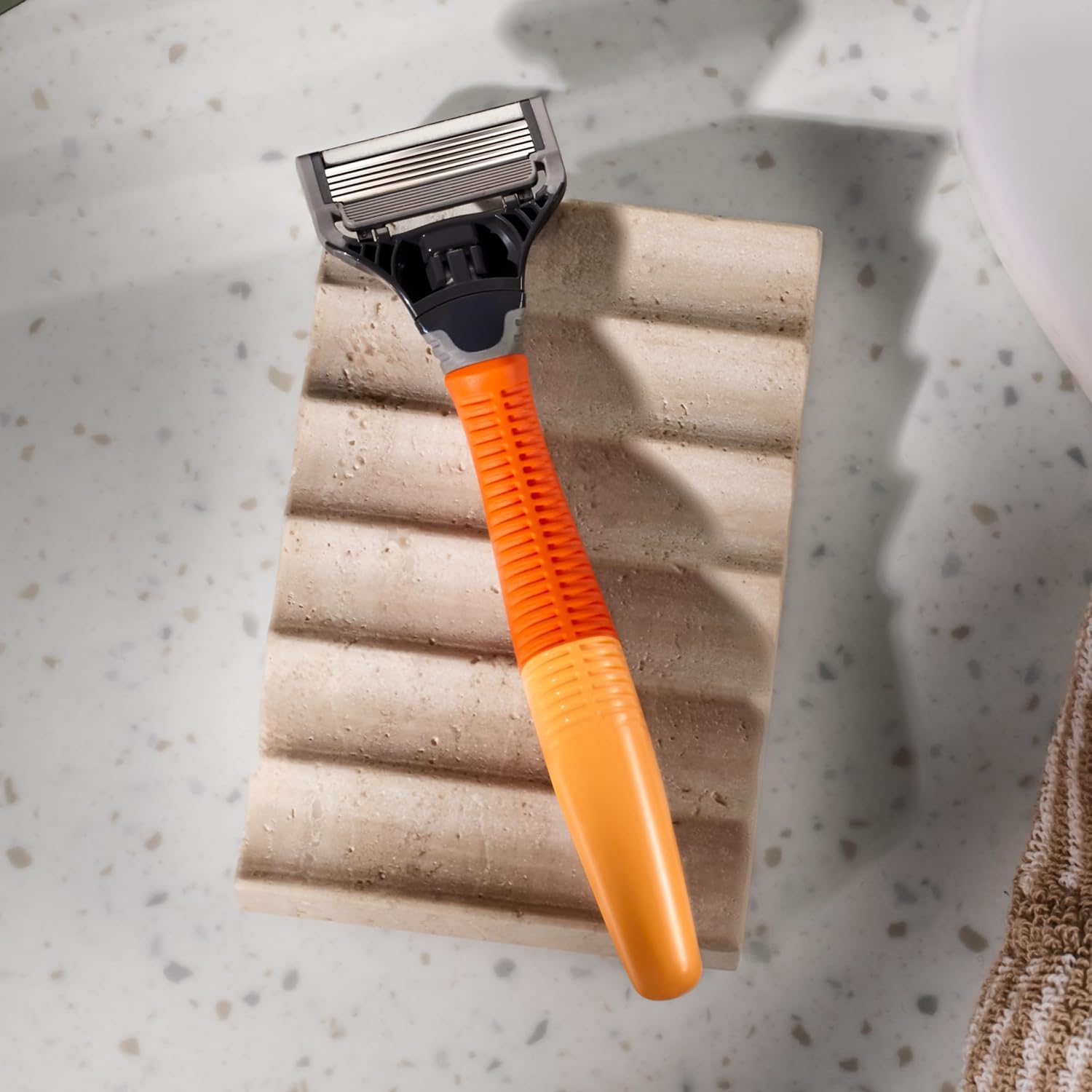 Harry's Original men's shaving kit featuring razor handle and 15 replacement razor blade refills.