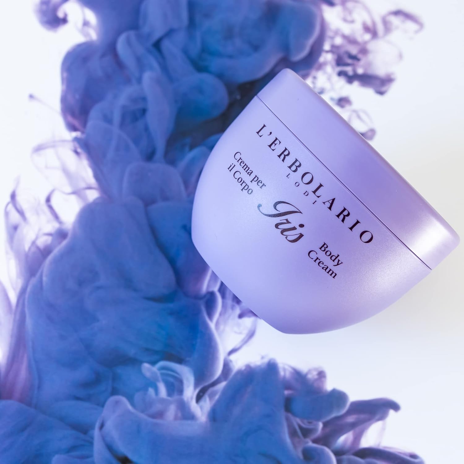 L'Erbolario moisturizing body cream in a rich skin care body butter formula for women, shown in a jar with smooth texture