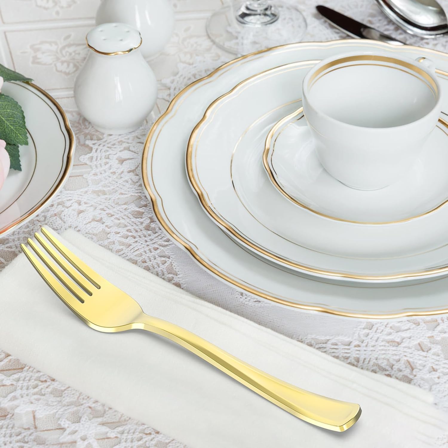 Set of 100 heavy-duty gold plastic forks by Dealusy, BPA-free disposable cutlery for parties and events.