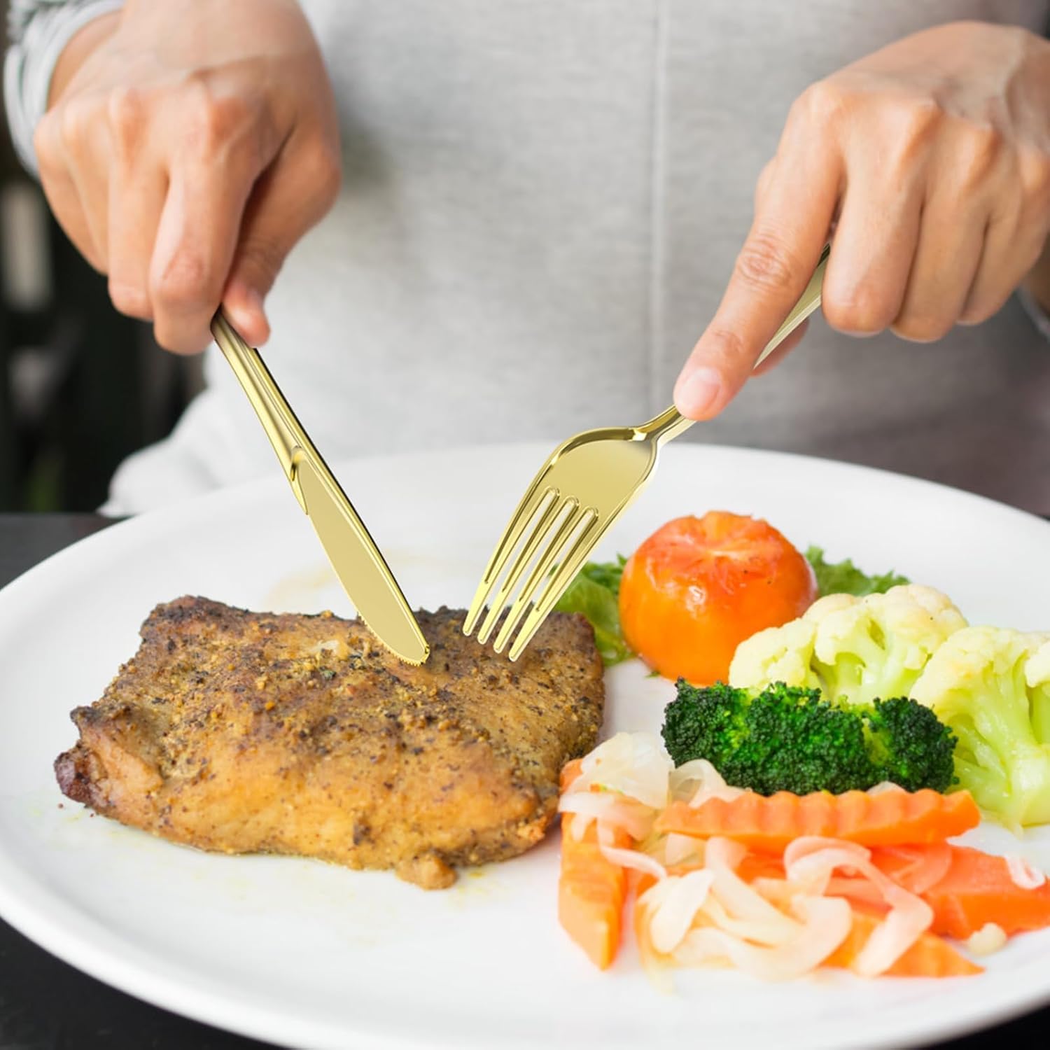 Set of 100 Dealusy heavy-duty gold plastic forks, BPA-free disposable cutlery for parties and events.