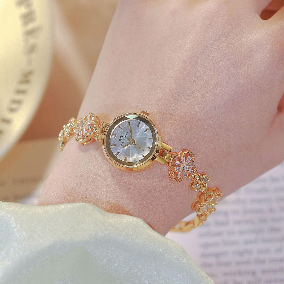 Gosasa Vintage Gold Watch for Women Hollow Four Leaf Chain - Gosasa Official Imagery - 5