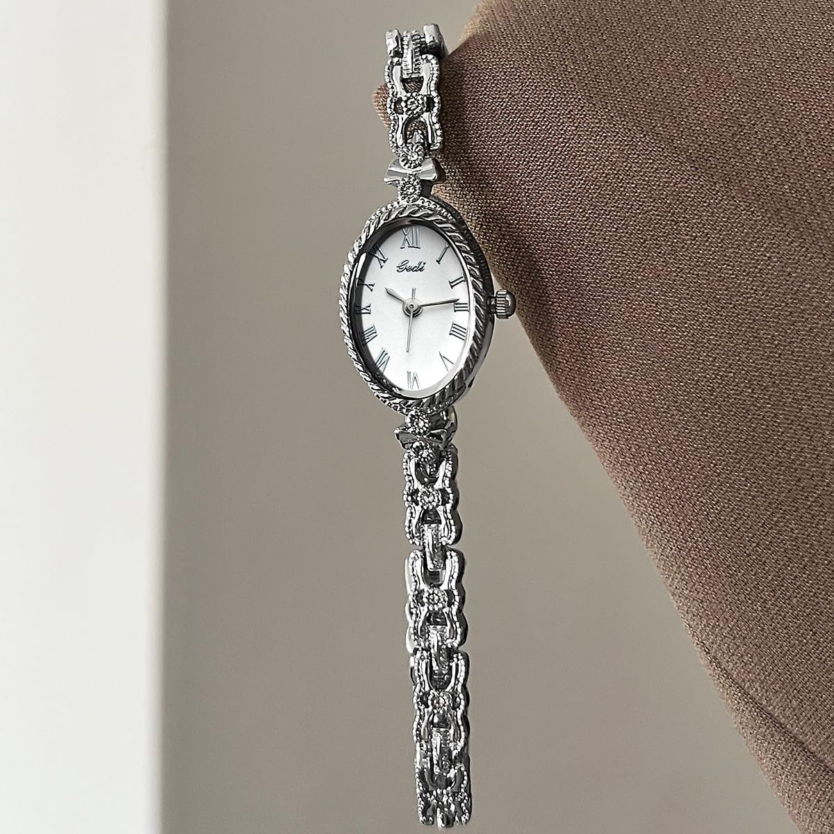 Fashion Vintage Gold Oval Quartz Watches for Women - CARLIEN Official Imagery - 6