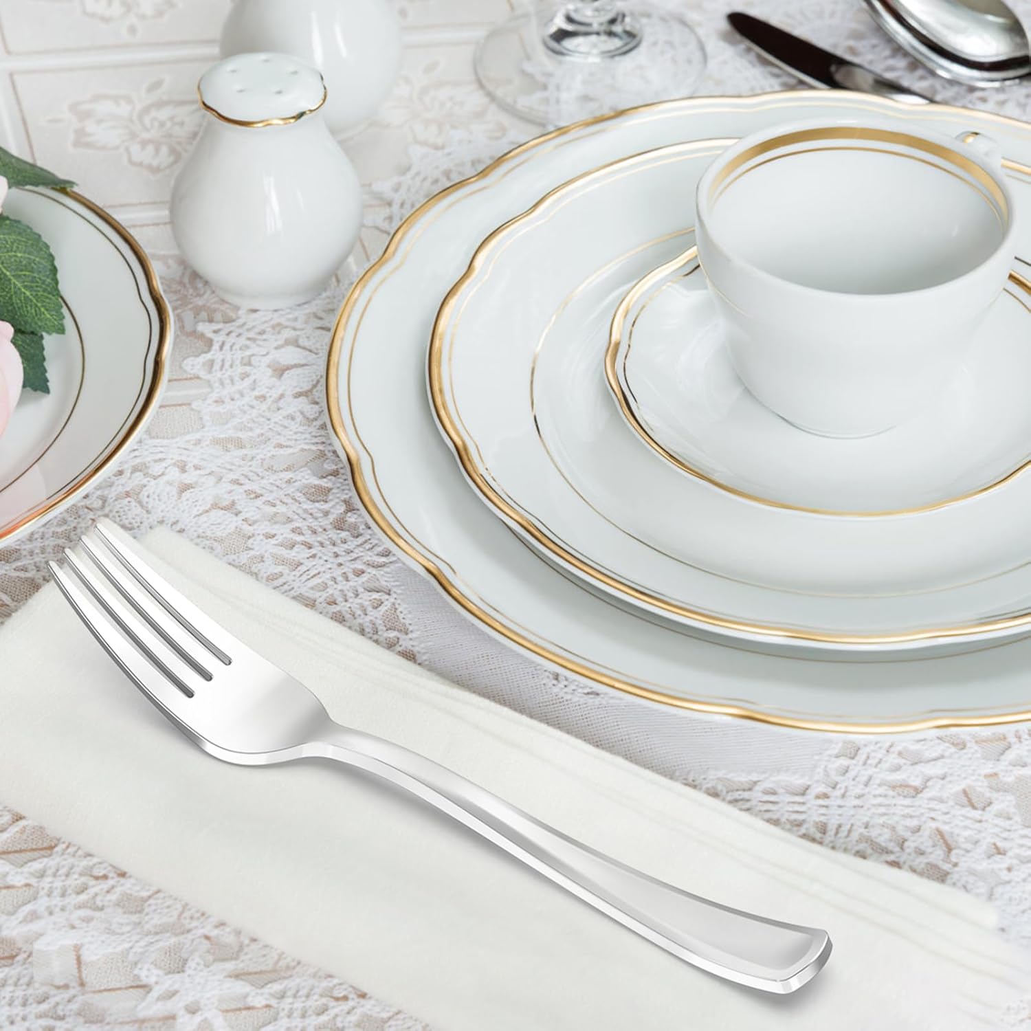 Dealusy 100 heavy-duty silver plastic forks, BPA-free disposable utensils, suitable for hot foods, shown in a pack.