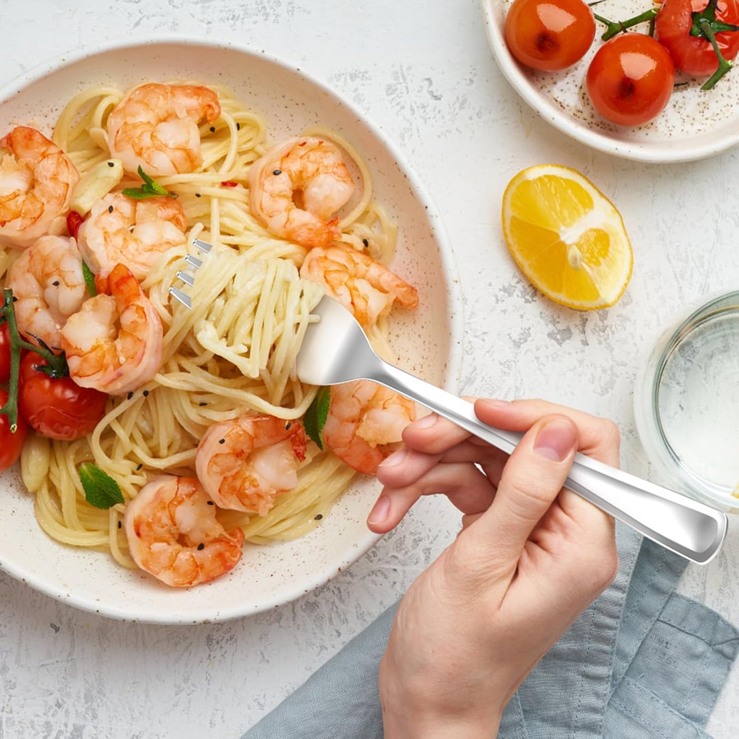 Set of 100 heavy-duty silver plastic forks by Dealusy, BPA-free disposable utensils suitable for hot foods.