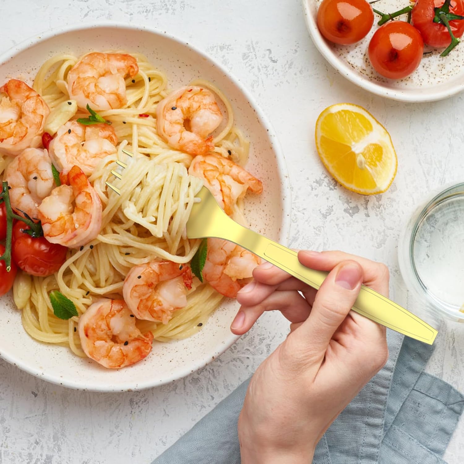 Dealusy 360-pack of heavy-duty gold plastic forks, BPA-free disposable utensils for parties and events, sturdy and elegant.