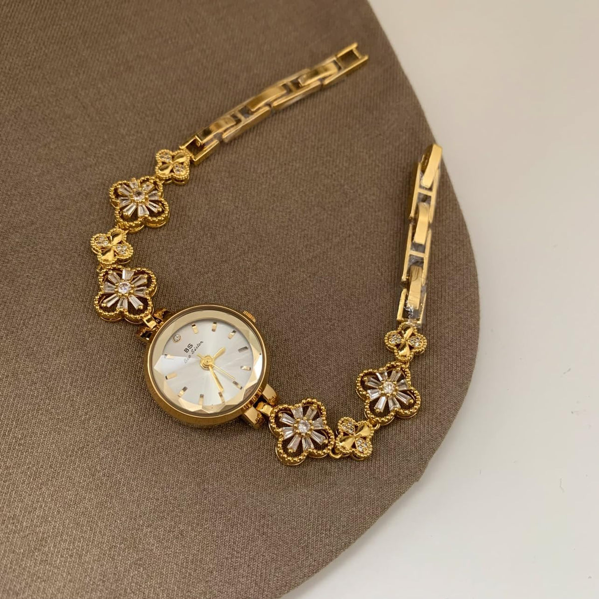 Gosasa Vintage Gold Watch for Women Hollow Four Leaf Chain - Gosasa Official Imagery - 7