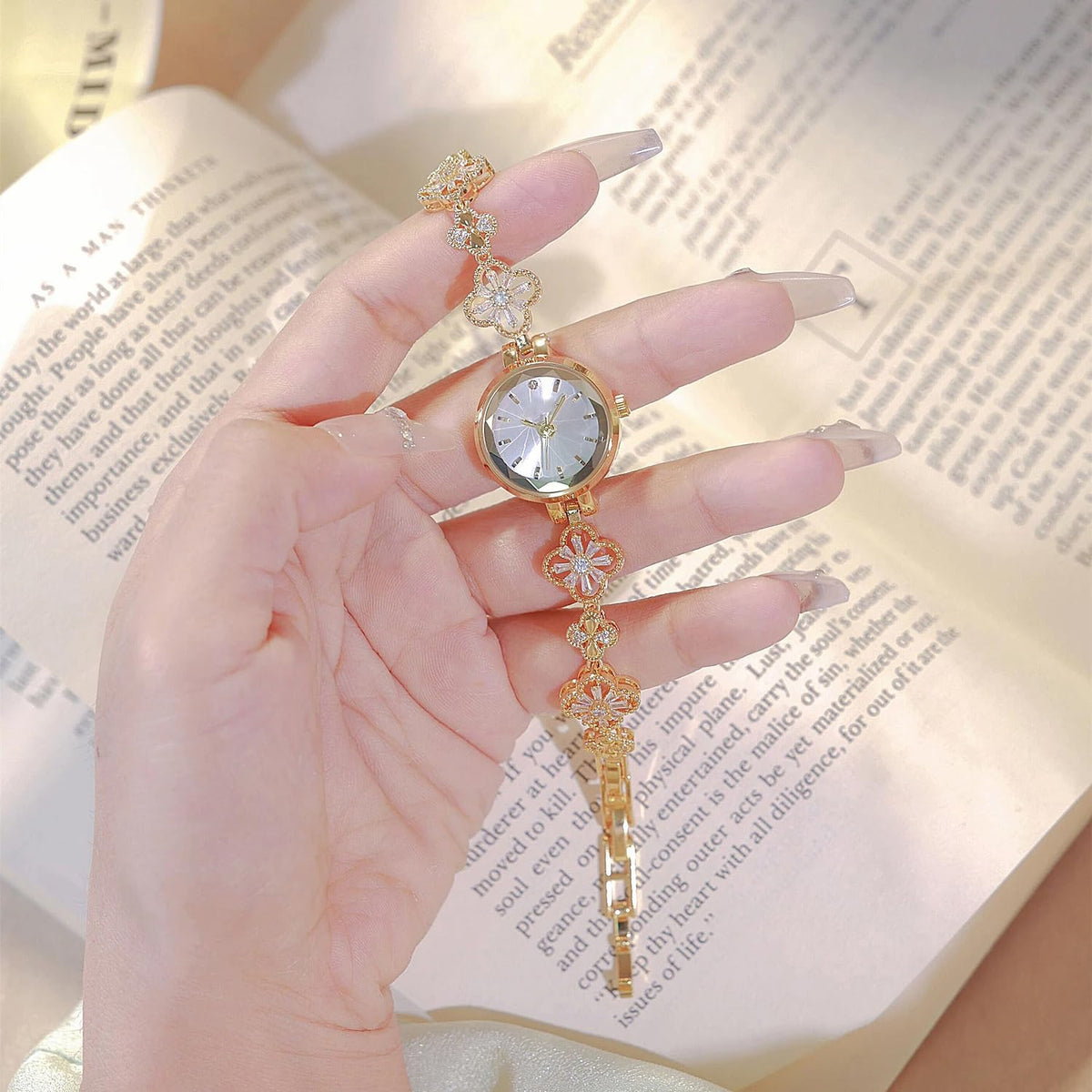 BESTKANG Luxury Ladies Hollow Four Leaf Grass Bracelet Chain - BESTKANG Official Imagery - 5