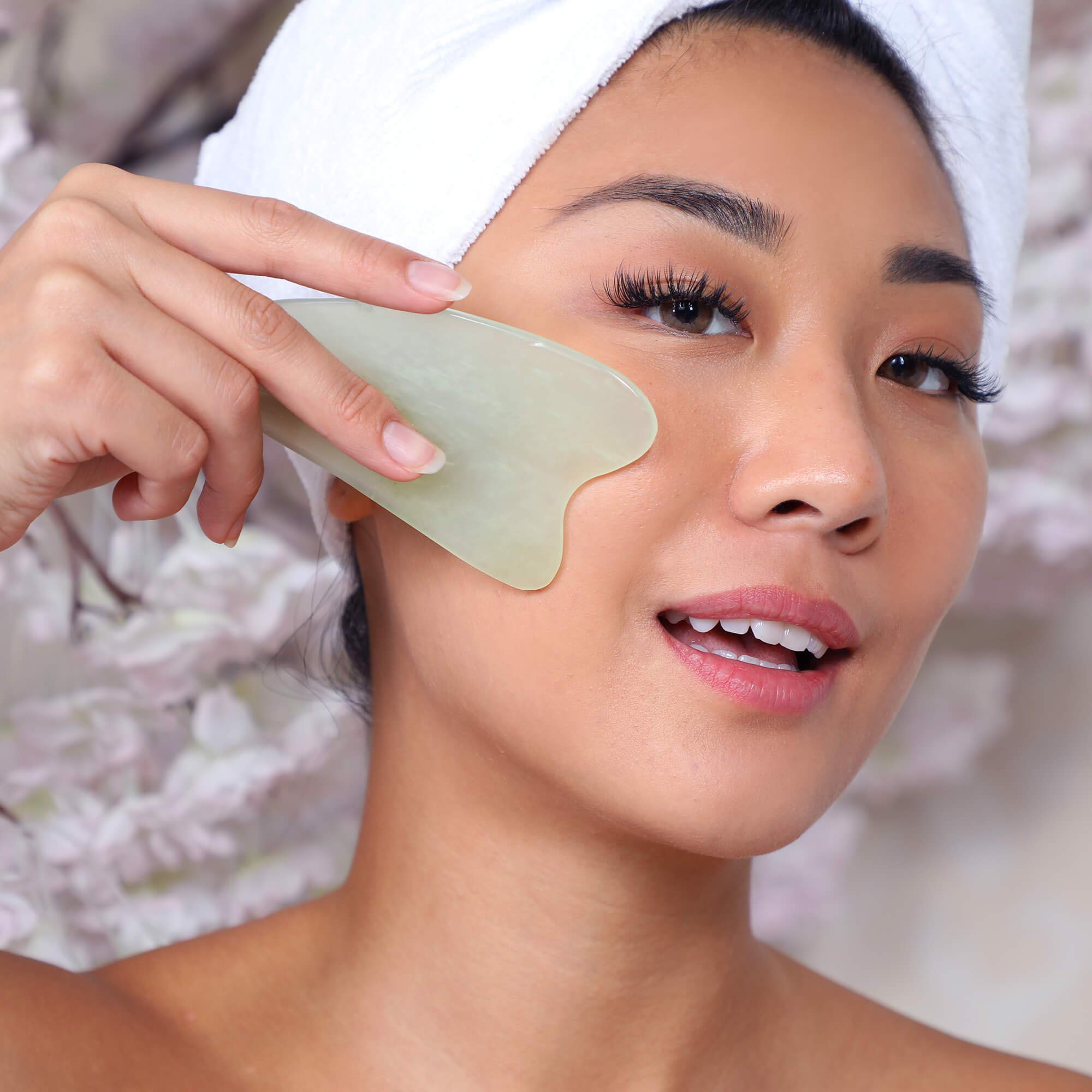 Gua Sha Essentials: Gua Sha Jade Facial Tool + Wooden Body Gua - DAILY CONCEPTS