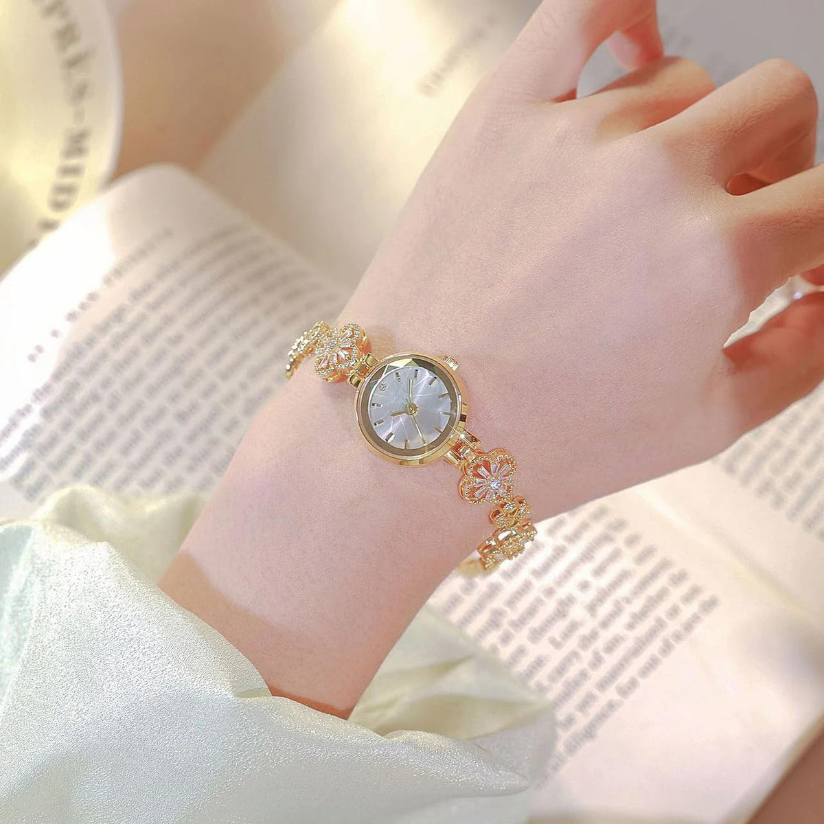 BESTKANG Luxury Ladies Hollow Four Leaf Grass Bracelet Chain - BESTKANG Official Imagery - 3