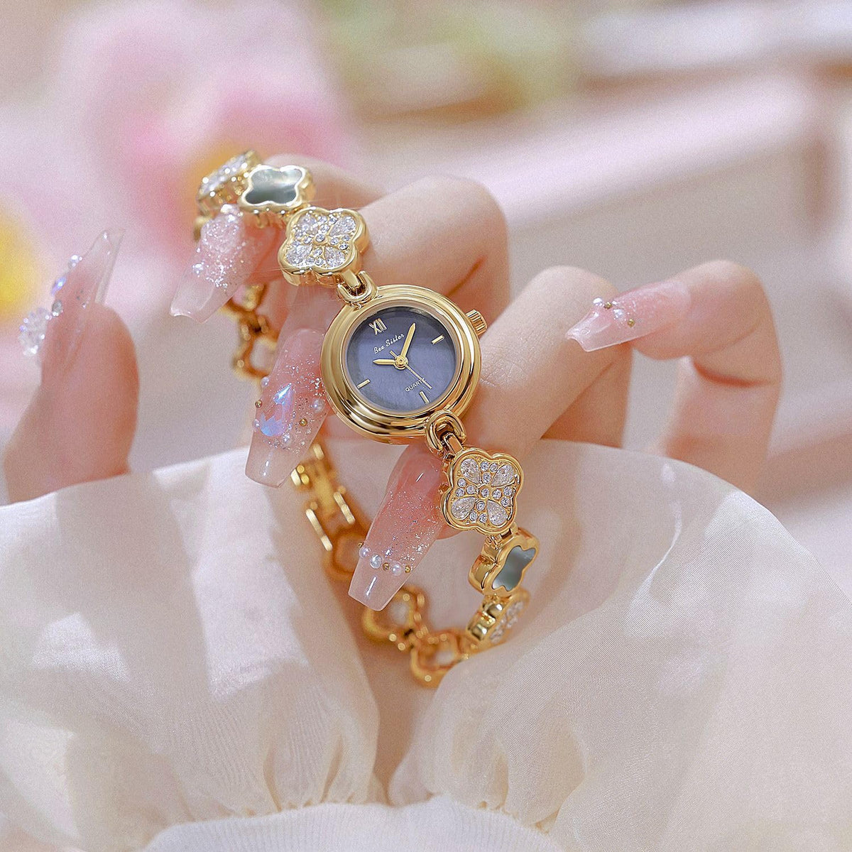 BESTKANG Luxury Ladies Hollow Four Leaf Grass Bracelet Chain - BESTKANG Official Imagery - 6
