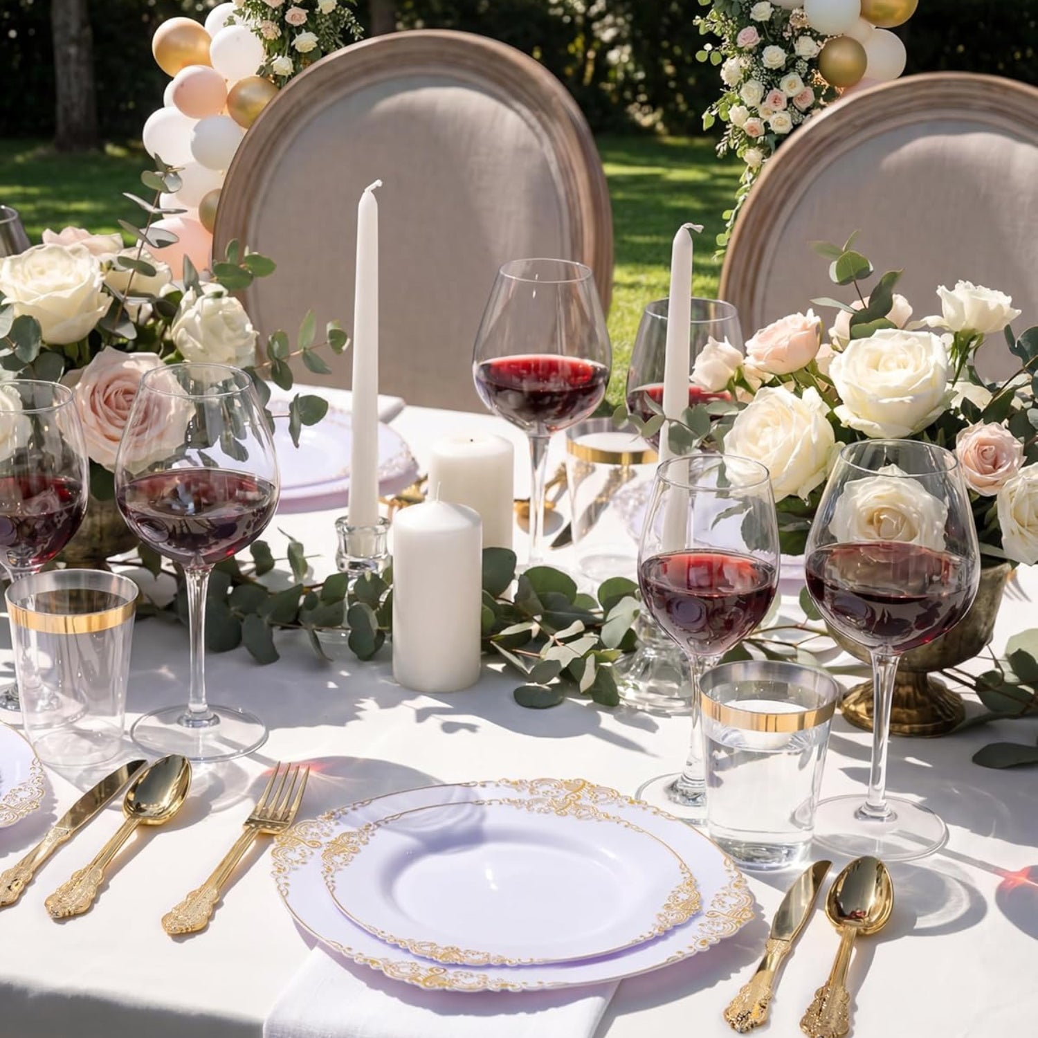 Nervure 350-piece gold plastic dinnerware set with plates, ideal for serving 50 guests at casual events or parties.