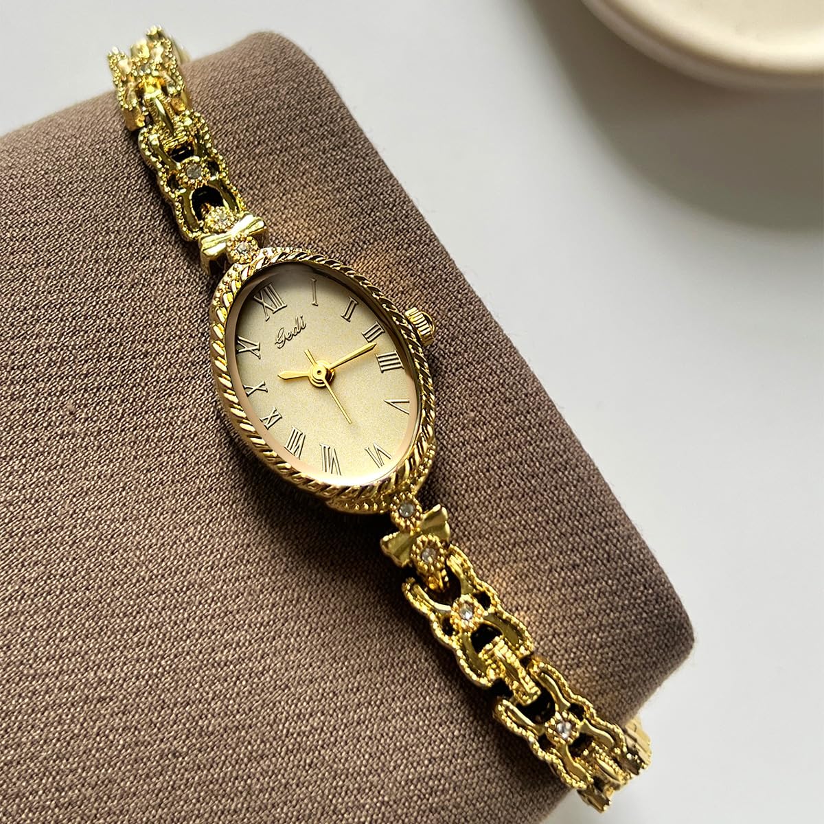 Fashion Vintage Gold Oval Quartz Watches for Women - CARLIEN Official Imagery - 3