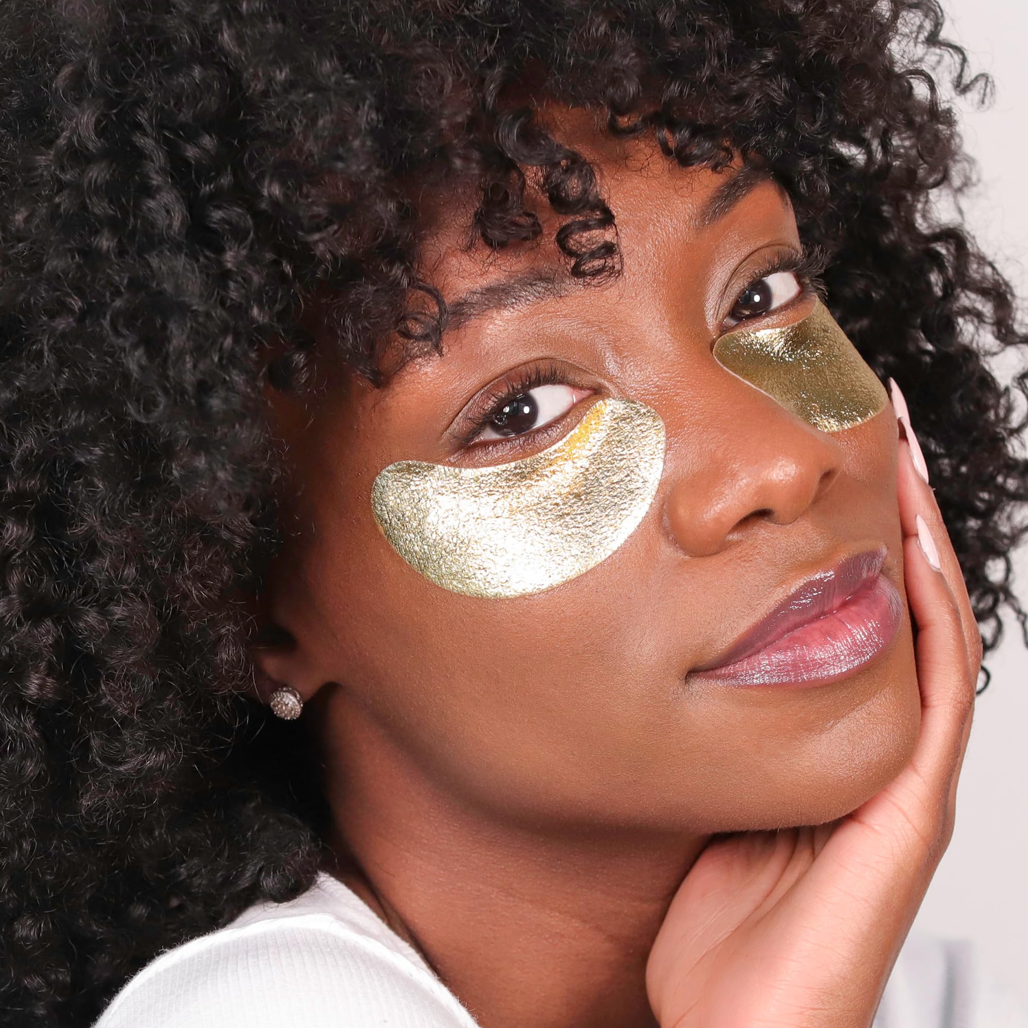Wander Beauty Baggage Claim masks in a sleek jar with a creamy texture, ideal for nourishing and revitalizing skin.