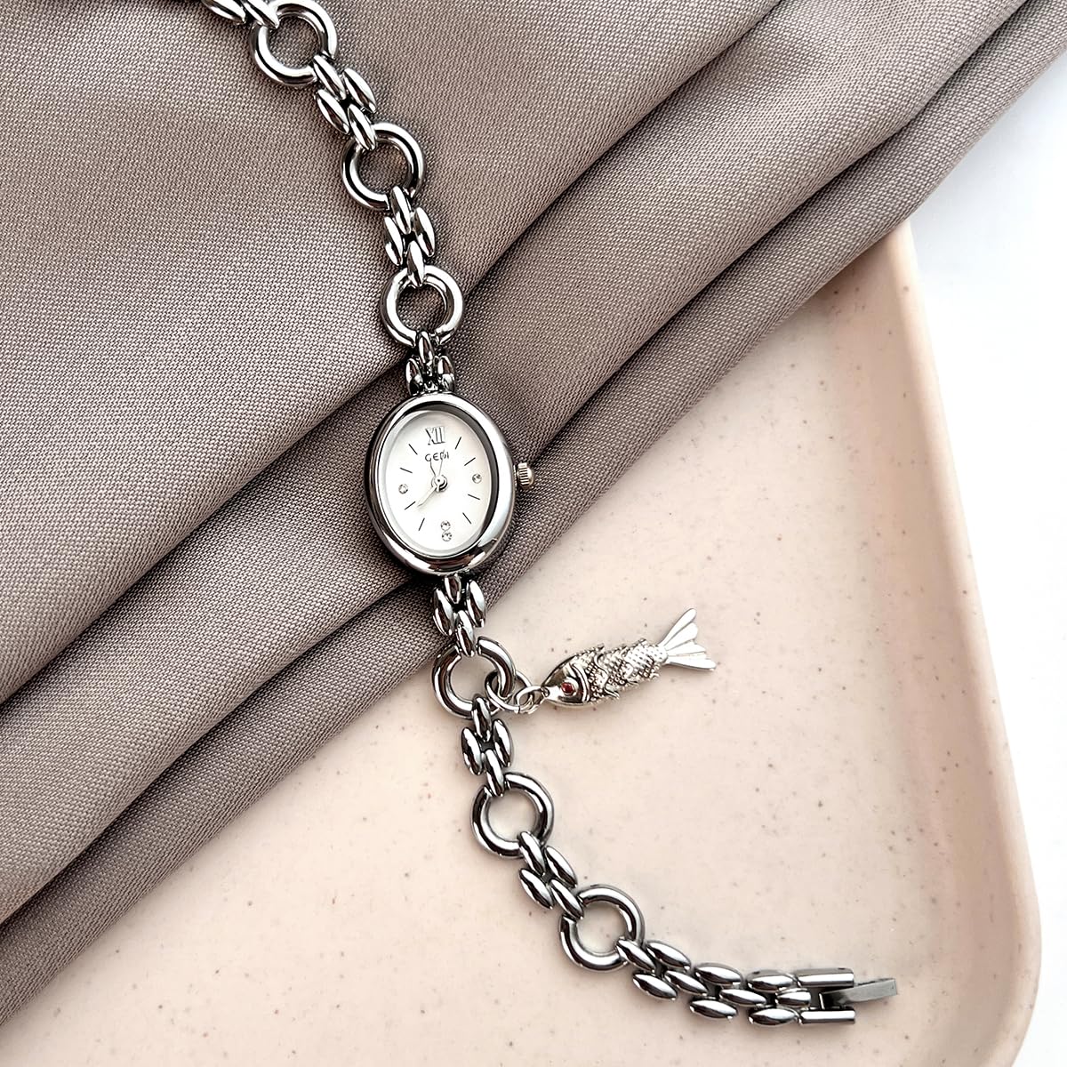 Fashion Vintage Gold Oval Quartz Watches for Women - CARLIEN Official Imagery - 3