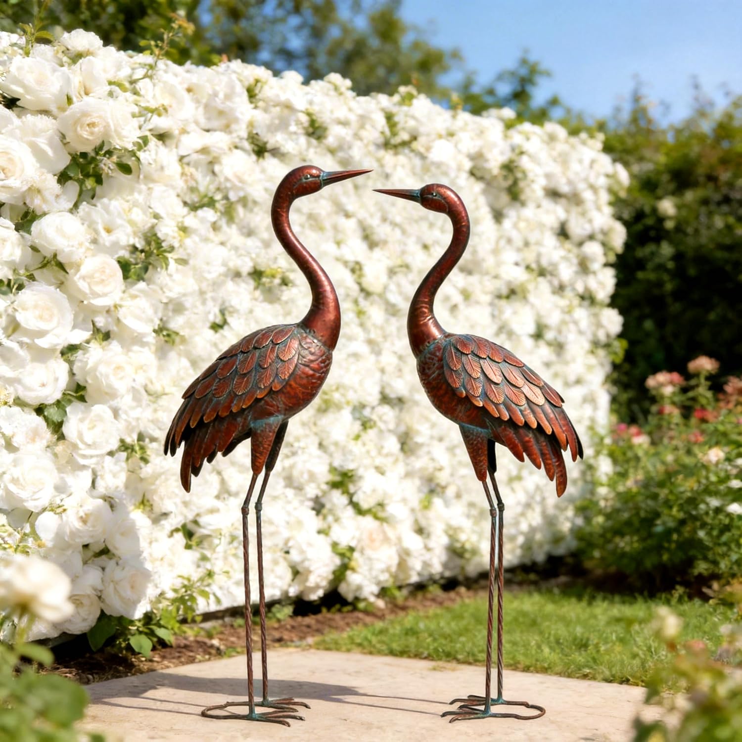 Chisheen 2-piece garden crane statues made of metal, outdoor yard art sculptures with detailed crane bird designs