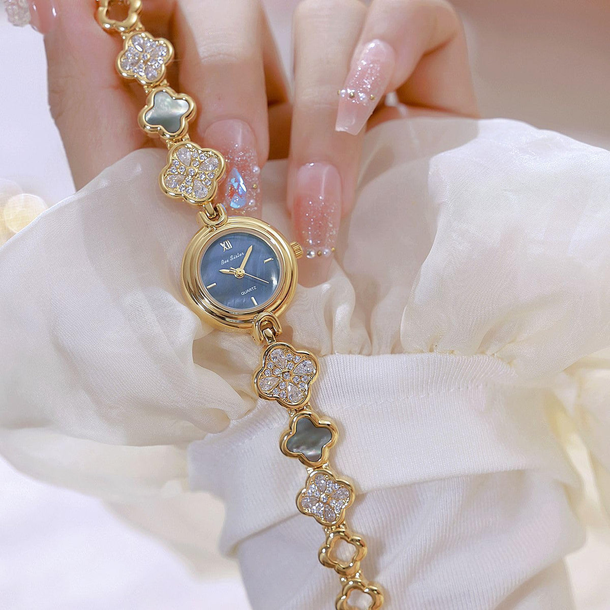 BESTKANG Luxury Ladies Hollow Four Leaf Grass Bracelet Chain - BESTKANG Official Imagery - 4