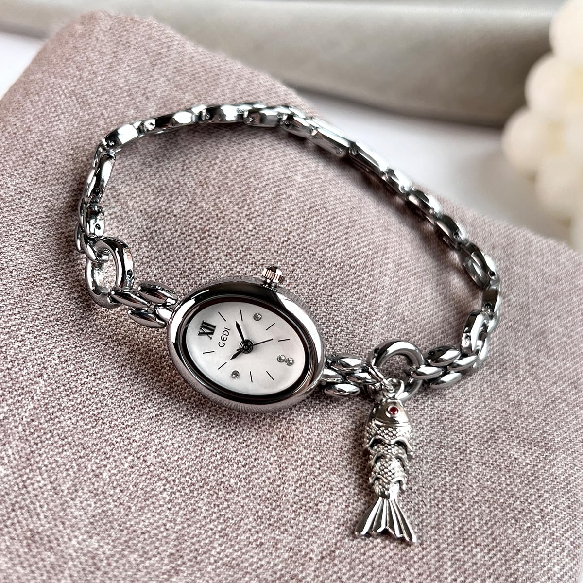 Fashion Vintage Gold Oval Quartz Watches for Women - CARLIEN Official Imagery - 5