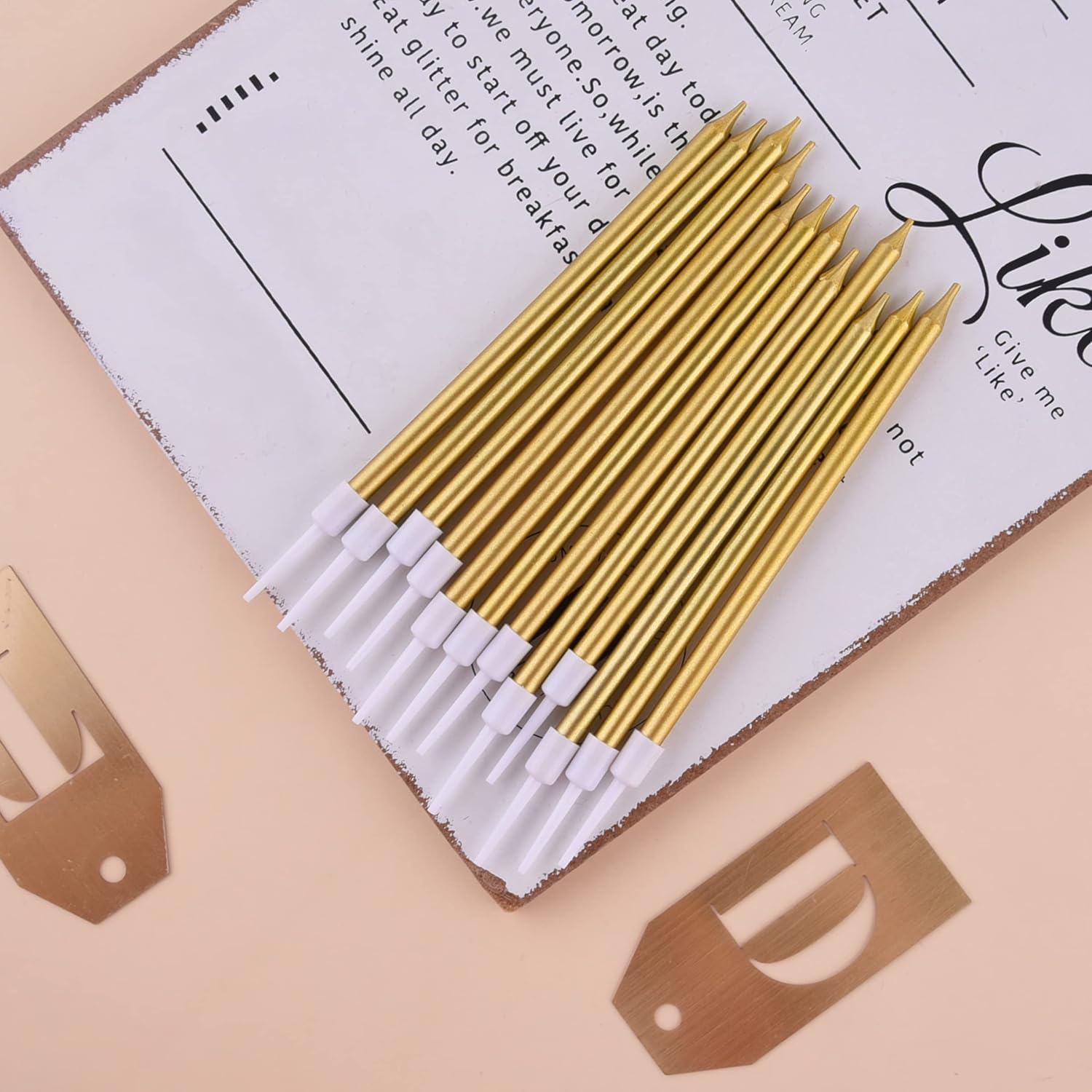 Gold long metallic birthday candles from PHD CAKE, thin and elegant, ideal for decorating cakes on special occasions.