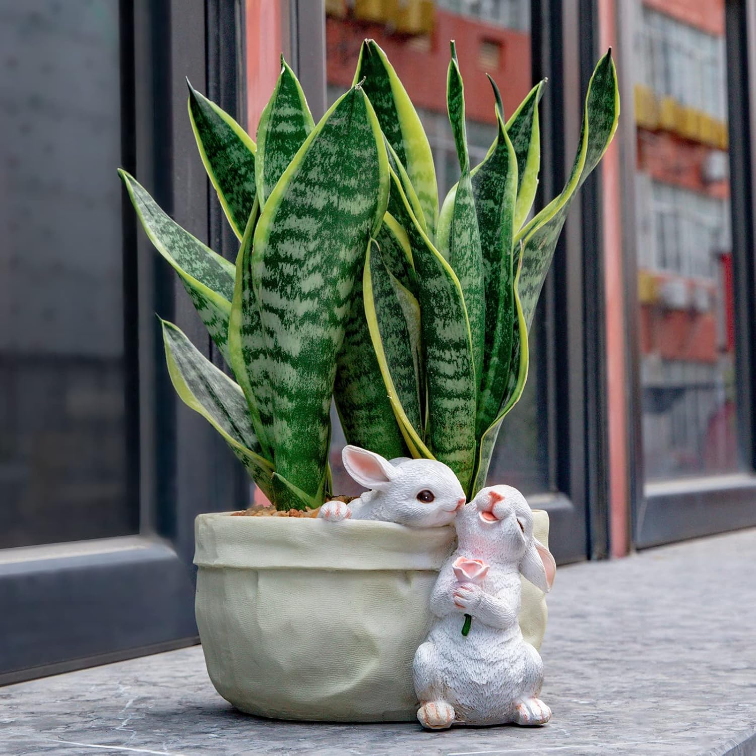 WONDHOME rabbit-shaped flower pot with succulents, decorative bunny garden planter for indoor or outdoor use
