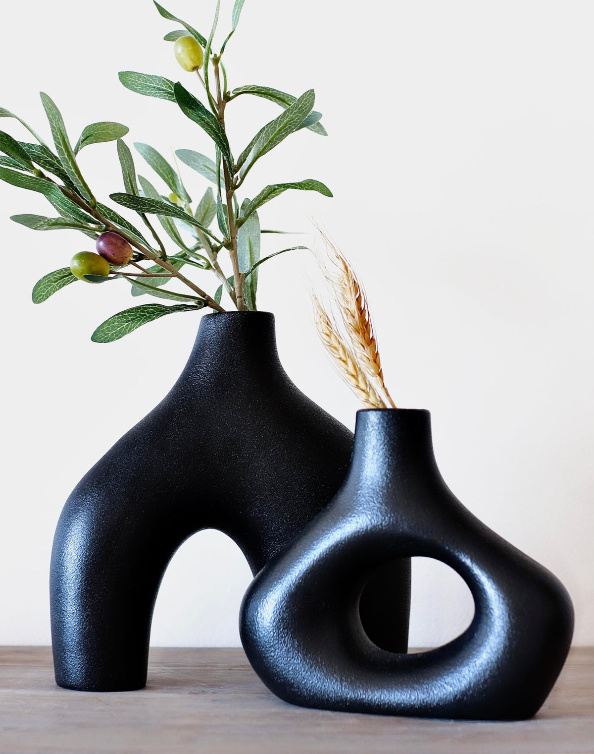Carrot s Den Black Ceramic Modern Vase Set of 2 Donut Shelf - Carrot's Den Official Imagery - 1